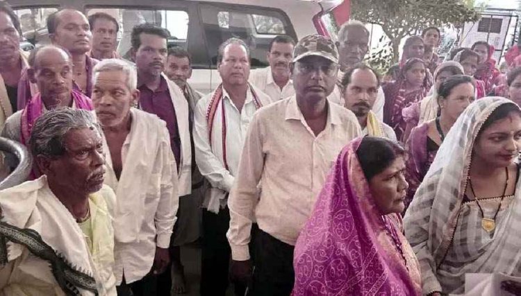 गांव को नशामुक्त बनाने रोजाना निकाल रही जनजागरूकता रैली, गुलाबी गैंग की महिलाओं ने कलेक्टर जनदर्शन में सौंपा ज्ञापन, एसपी ने दिया आश्वासन