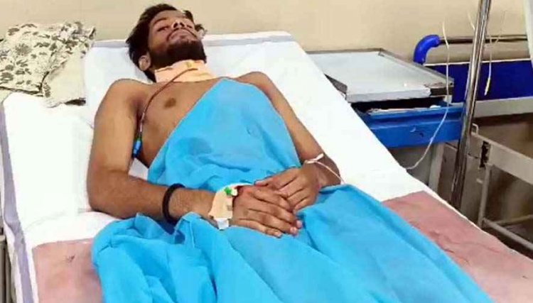 परीक्षा देकर लौट रहे एलएलबी छात्र पर दिनदहाड़े ब्लेड से जानलेवा हमला, खून से लथपथ मिला युवक, फैली सनसनी, आरोपी की तलाश में जुटी पुलिस