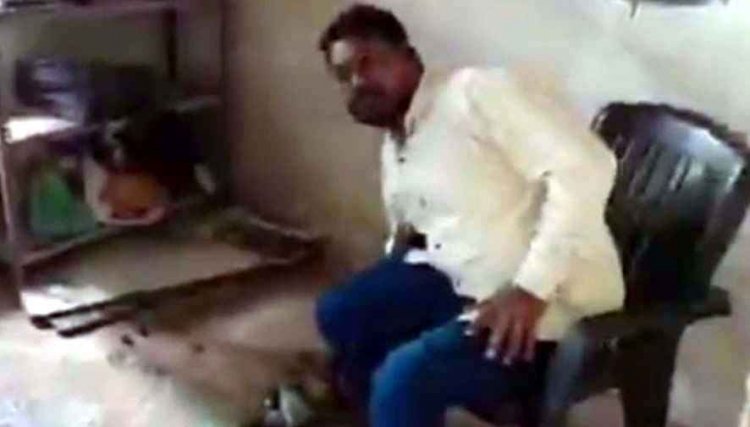 स्कूल संचालित होते ही शराब के नशे में शिक्षा विभाग के साथ-साथ छत्तीसगढ़ के राजस्व बढ़ाने में भी अपना योगदान दे रहे आदत से लाचार गुरुजी