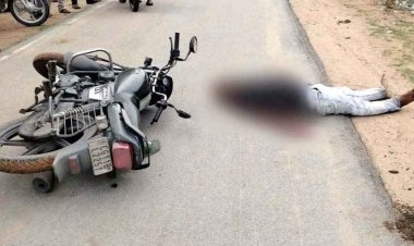 तेज रफ्तार का कहर, सड़क किनारे खड़े युवक को अज्ञात तेज रफ्तार बाइक ने मारी टक्कर, मौके पर मौत, आरोपी की तलाश जारी, हादसा CCTV में कैद