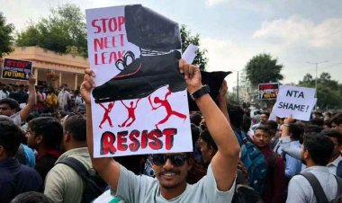 नीट पेपर लीक के खिलाफ रायपुर में भारी बारिश के बीच जोरदार प्रदर्शन, शिक्षा मंत्री धर्मेंद्र प्रधान से मांगा इस्तीफा, सोनम वांगचुक के समर्थन में लगे नारे