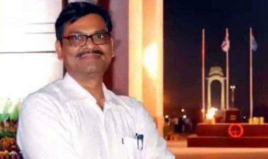 यूनिवर्सिटी में आयोजित कार्यक्रम के दौरान गाना गाते समय प्रोफेसर की बिगड़ी तबीयत, नहीं मिली एंबुलेंस, कार से अस्पताल लेकर पहुंचा स्टॉफ, हार्ट अटैक से मौत