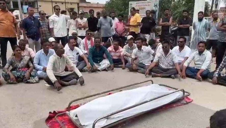 तेज रफ्तार हाइवा ने नाबालिग को मारी टक्कर,12 साल के बच्चे की मौत, परिवार में पसरा मातम, गुस्साए लोगों ने सड़क पर शव रखकर किया चक्काजाम  