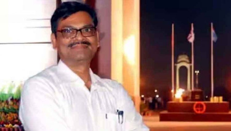 यूनिवर्सिटी में आयोजित कार्यक्रम के दौरान गाना गाते समय प्रोफेसर की बिगड़ी तबीयत, नहीं मिली एंबुलेंस, कार से अस्पताल लेकर पहुंचा स्टॉफ, हार्ट अटैक से मौत