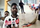 15 अगस्त से पहले अस्पताल में तिरंगे के अपमान का आरोप, फर्श पर गिरे राष्ट्रीय ध्वज को झाड़ू लगाती दिखी सफाईकर्मी, सोशल मीडिया पर वीडियो वायरल