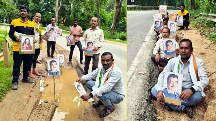 नेशनल हाईवे की दयनीय हालत: सड़क किनारे गड्ढे में बैठकर कांग्रेस नेताओं ने किया अनोखा विरोध प्रदर्शन देखने लगी भीड़, जमकर की नारेबाजी