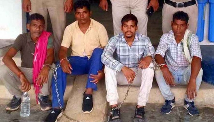 50 वर्षीय महिला के घर में घुसकर खींचे कपड़े, चीख सुनकर पहुंचे ग्रामीणों से मारपीट, सरपंच समेत 4 आरोपी गिरफ्तार, दो बाइक और मोबाइल जब्त
