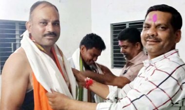 नवागांव में ब्लॉक कांग्रेस अध्यक्ष विनीत बाफना के नेतृत्व में भाजपा कार्यकर्ता द्वारिका साहू और जागेश्वर साहू ने थामा कांग्रेस का हाथ, BJP को लगा झटका