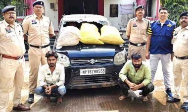 नाकाबंदी देखते ही बदला प्लान, सबूत मिटाने कार समेत गांजे में लगाई आग, पुलिस ने फिल्मी स्टाइल में दो तस्करों को दबोचा, एक फरार, 28 किलो गांजा बरामद