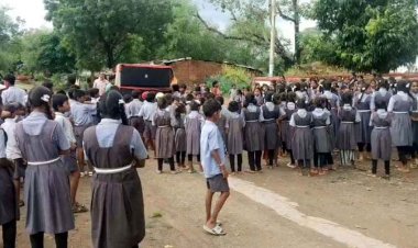 DJ की धुन पर स्कूली छात्राओं का डांस पड़ा भारी, वीडियो वायरल होने के बाद प्रधान पाठक को विभाग ने थमाया शोकॉज नोटिस, दो दिन में मांगा जवाब