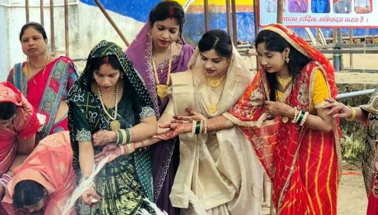 गरियाबंद जिला में धूमधाम से मनाया गया कमरछठ, सैकड़ों महिलाओं ने एक साथ की पूजा, बच्चों की लंबी उम्र और सुख-समृद्धि की मांगी कामना