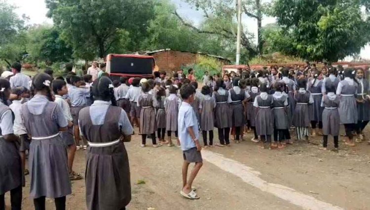 DJ की धुन पर स्कूली छात्राओं का डांस पड़ा भारी, वीडियो वायरल होने के बाद प्रधान पाठक को विभाग ने थमाया शोकॉज नोटिस, दो दिन में मांगा जवाब