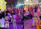 दुर्गा पंडाल के अंदर बवाल, दो पक्षों में जमकर चले लात-घूंसे, पुलिसकर्मी बने रहे तमाशबीन, वीडियो वायरल, दोनों पक्ष FIR दर्ज कराने पहुंचे थाना