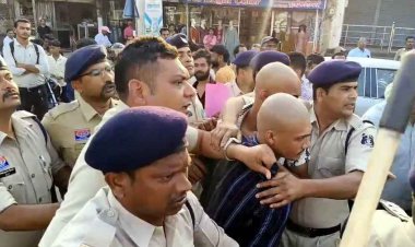 एसिड अटैक के आरोपियों का निकला जुलूस, मुंडन कराकर पैदल कोर्ट ले गई पुलिस, आक्रोशित भीड़ ने पोती कालिख और की पिटाई, फांसी देने की मांग