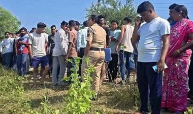 सड़क किनारे झाड़ियों में मिली युवक की लाश, 10 फीट नीचे खेत में मिली बाइक, हत्या या हादसा, मामले की जांच में जुटी फिंगेश्वर पुलिस