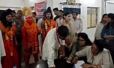 विधि-विधान और पूजा-पाठ के निर्धारित समय से पहले रावण के पुतले का दहन, वानर सेना के साथ राम-लक्ष्मण और हनुमान पहुंचे थाना, FIR दर्ज