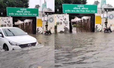 रामपुर में बारिश से आफत; मकानों और दुकानों में घुसा पानी, इस सरकारी विभाग के कागज भी भीगे 