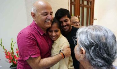 Manish Sisodia Bail: मनीष सिसोदिया को मिली जमानत,बोले- तानाशाही से जेल में डाला, संविधान ने बचाया, आतिशी- मुश्किल से खुद को संभाला