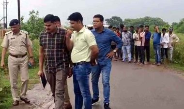 झाड़ियों में महिला की अर्ध नग्न लाश मिलने से मचा हडकंप, प्राइवेट पार्ट में मिले लकड़ी के टुकड़े, रेप के बाद हत्या की आशंका