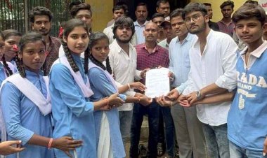 अमलीपदर में कॉलेज की मांग को लेकर छात्र-छात्राओं ने जंगी रैली निकाल कर की नारेबाजी, कुलपति के नाम सौंपा ज्ञापन