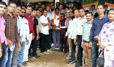 शिक्षकों ने मांगों को लेकर मुख्यमंत्री, शिक्षा सचिव एवं संचालक के नाम राजिम विधायक रोहित साहू को सौंपा ज्ञापन, लगाई इंसाफ की गुहार