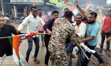 कांग्रेस जन पर दर्ज एफआईआर के विरोध में शहर के गांधी मैदान में प्रदेश के मुख्यमंत्री एवं गृहमंत्री का किया पुतला दहन, डीजीपी को सौंपा ज्ञापन