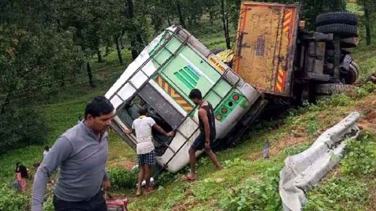 यात्रियों से भरी बस और तेज रफ्तार ट्रेलर के बीच जबरदस्त टक्कर, 20 फीट गहरी खाई में गिरे दोनों वाहन, 12 यात्री घायल