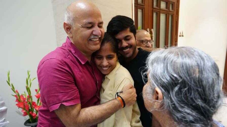 Manish Sisodia Bail: मनीष सिसोदिया को मिली जमानत,बोले- तानाशाही से जेल में डाला, संविधान ने बचाया, आतिशी- मुश्किल से खुद को संभाला