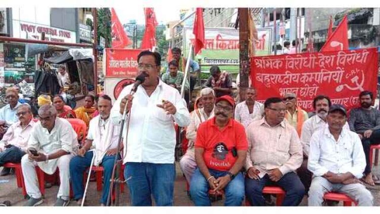 सर्वदलीय और जन संगठनों के संयुक्त मंच द्वारा सरकार की नीतियों के विरोध में दिया धरना, वायनाड त्रासदी में मृत लोगों को दी श्रद्धांजलि