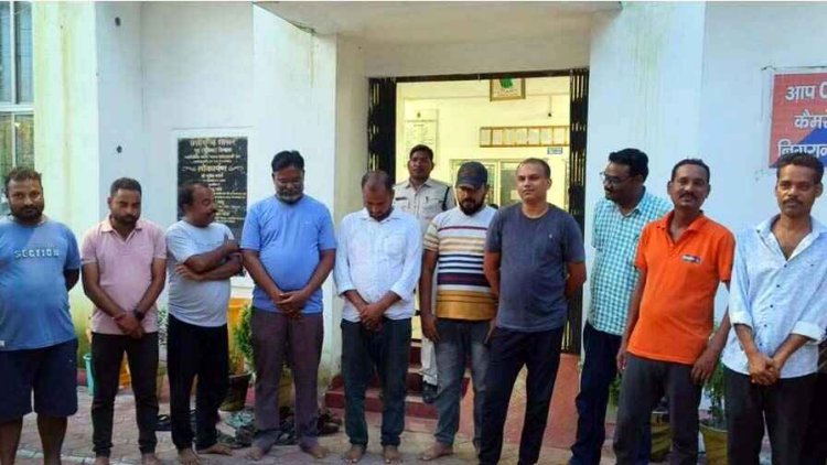 डेम किनारे चल रहे 52 परियों के खेल के बीच पुलिस की एंट्री, जुआ फड़ से 11 जुआरी गिरफ्तार, 96 हजार से ज्यादा नकद और ताशपत्ती बरामद