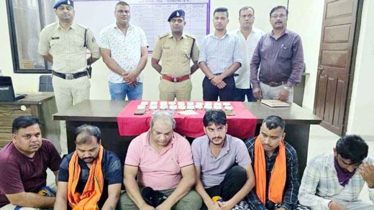 नेता के घर में जुआ खेलते 6 जुआरी गिरफ्तार, 10 लाख से ज्यादा रकम जप्त, फरार पार्षद राजेश गुप्ता उर्फ चंपू की तलाश जारी