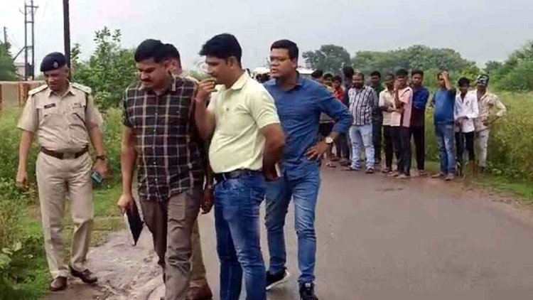 झाड़ियों में महिला की अर्ध नग्न लाश मिलने से मचा हडकंप, प्राइवेट पार्ट में मिले लकड़ी के टुकड़े, रेप के बाद हत्या की आशंका