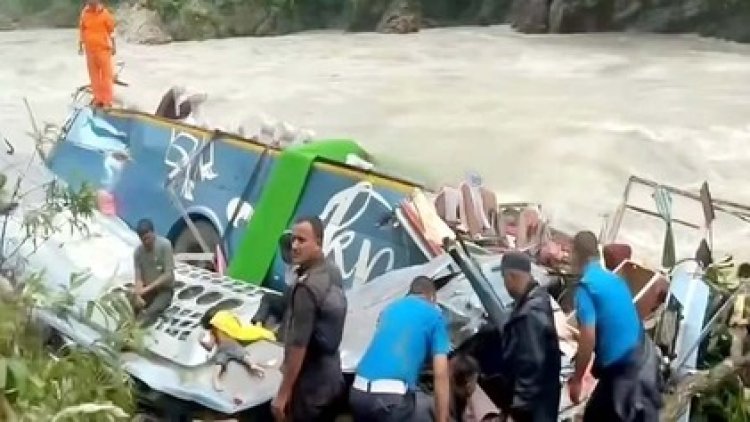नदी में गिरी यात्रियों से भरी बस, 40 लोग थे सवार, रेस्क्यू जारी, 14 की मौत, राजधानी में पलटी बस, 41 यात्री घायल, तीन की मौत