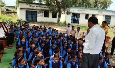 विद्यालय में ताला जड़कर दिया धरना, छात्रों ने की शिक्षकों को हटाने की मांग, मौके पर पहुंचे तहसीलदार और ब्लॉक शिक्षा अधिकारी