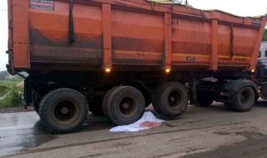 ट्रेलर की चपेट में आए तीन लोग, एक की मौत, अनियंत्रित कोयला लोडर वाहन ने मारी टक्कर, 26 साल के युवक की गई जान, ग्रामीणों ने किया चक्काजाम