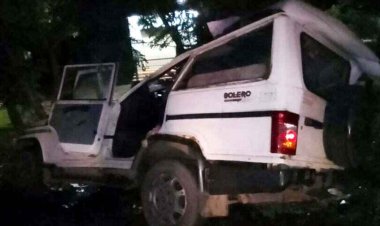 अभनपुर में हुआ सड़क हादसा, अनियंत्रित होकर पेड़ से टकराई तेज रफ्तार बोलेरो, 6 लोग गंभीर घायल, गाड़ी के उड़े परखच्चे