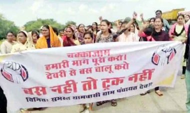 इस रोड में बस नही तो ट्रक भी नहीं, सड़क पर किया चक्काजाम, गांवों के ग्रामीणों ने किया देवरी से होकर बसें चलाने की मांग, मौके पर पहुंचे नायब तहसीलदार