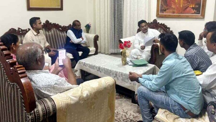 हसदेव अरण्य में डंडे के बल पर 11 हजार पेड़ों की कटाई जारी, नाराज ग्रामीणों ने मुख्यमंत्री के नाम सौंपा ज्ञापन, कहा- आखरी सांस तक जंगल बचाने लड़ेंगे