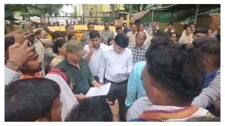 अवैध कब्जा और शिवलिंग में तोड़फोड़ को लेकर ग्रामीण और बजरंग दल में भारी आक्रोश, एसडीएम कार्यालय का किया घेराव