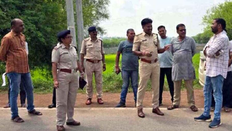 बंदूक की नोंक पर सराफा कारोबारी से लाखों के सोने-चांदी लूटकर 4 बदमाश फरार, दहशत फैलाने बदमाशों ने की फायरिंग, जांच में जुटी पुलिस