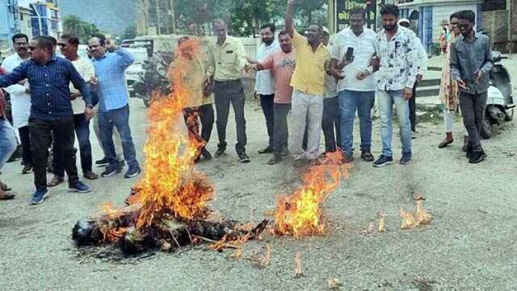 राहुल गांधी के खिलाफ अमर्यादित सार्वजनिक टिप्पणी और बयानबाजी पर भड़की कांग्रेस, रेल राज्य मंत्री रवनीत सिंह बिट्टू का फूंका पुतला