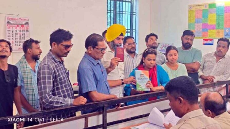 छत्तीसगढ़ में धार्मिक हिंसा भड़काने के खिलाफ FIR की कार्यवाही के लिए भाईचारा एकता मंच ने संविधान की पुस्तक और तिरंगे के साथ दिया ज्ञापन