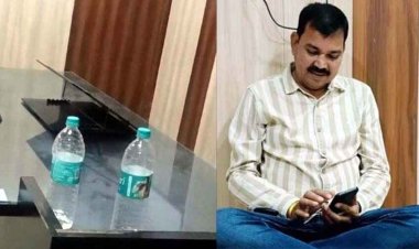 ढाई साल से पैसा नहीं मिलने पर जनपद पंचायत अध्यक्ष  के चेंबर से सभी कुर्सियां उठा ले गया दुकानदार, जमीन पर बैठकर करना पड़ रहा काम