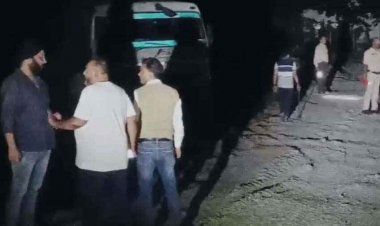 रेत माफियाओं के खिलाफ बड़ी कार्रवाई, रात के अंधेरे में टॉर्च लेकर रेतघाट पहुंचे अफसर, 2 चेन माउंटेन मशीन किया सील, 3 हाइवा जब्त