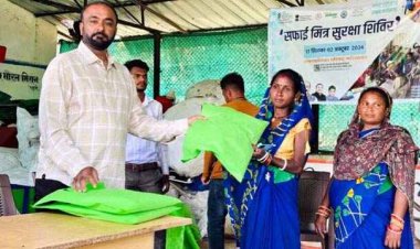 गरियाबंद नगरपालिका अध्यक्ष गफ्फू मेमन का निराला अंदाज, सफाई मित्रों के साथ मनाई दीपावली, मिठाई खिलाकर दिया तोहफा