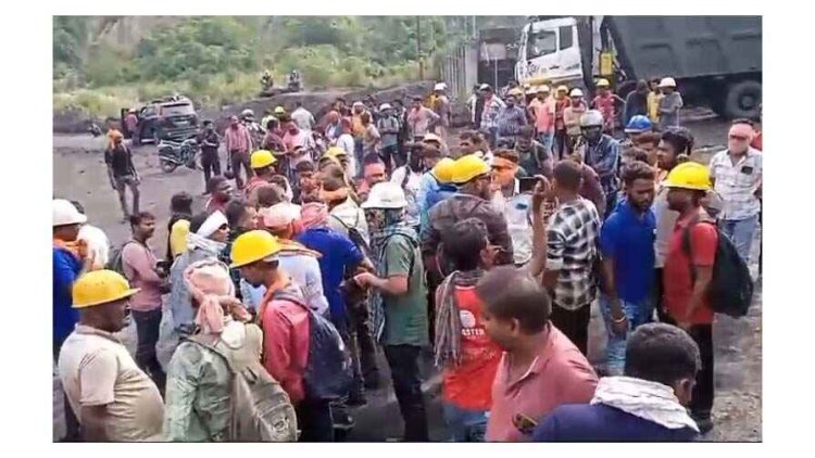 आश्वासन के बाद भी नही हुई मांग पूरी, गेवरा खदान में 4 घण्टे काम बंद, महाप्रबंधक कार्यालय का घेरा, रूंगटा से रोष, 15 दिन के भीतर उच्च अधिकारी से होगी वार्ता