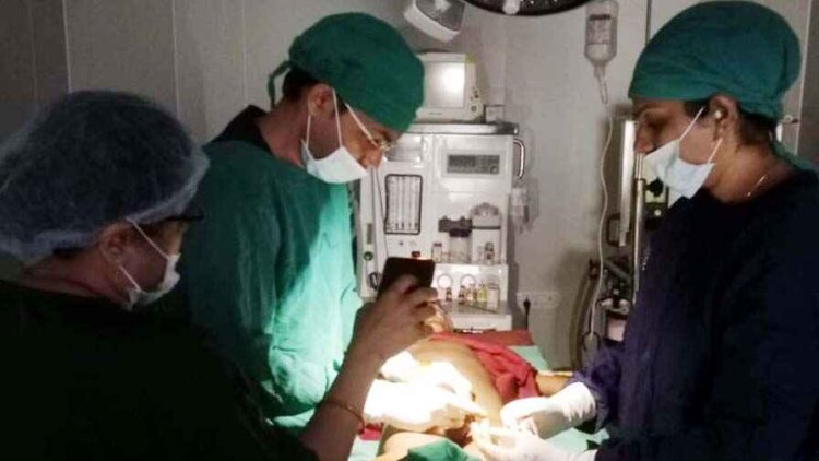 अस्पताल का हाल बेहाल: डॉक्टरों ने मोबाइल टॉर्च की रोशनी में किया नसबंदी ऑपरेशन, 7 जनरेटर रहे बंद, सोशल मीडिया पर वायरल हो रही तस्वीरें