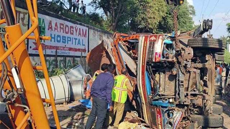 ट्रक अनियंत्रित होकर पलटा, लगी भीषण आग, ड्राइवर ने कूदकर बचाई जान, दुसरे हादसे में अंडर ब्रिज से नीचे गिरा वाहन, चालक की मौत