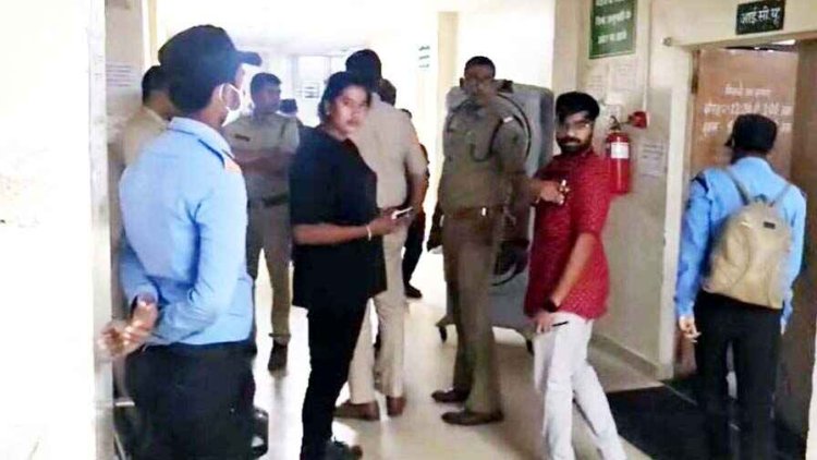 खून से लथपथ बेहोशी की हालत में मिली 17 साल की छात्रा, ICU में भर्ती, हालत नाजुक, मचा हडकंप, पानी की टंकी से छलांग लगाने की आशंका