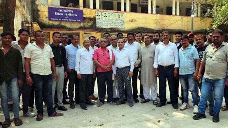 आज से दस्तावेज लेखक संघ की अनिश्चितकालीन हड़ताल जारी, जमीन, मकान रजिस्ट्री कराने लोगों को हो रही परेशानी